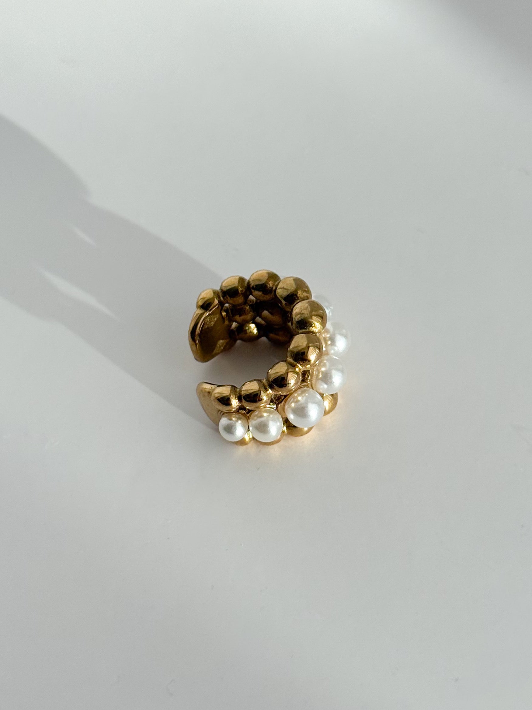 Ear cuff Golden Pearl Hug
